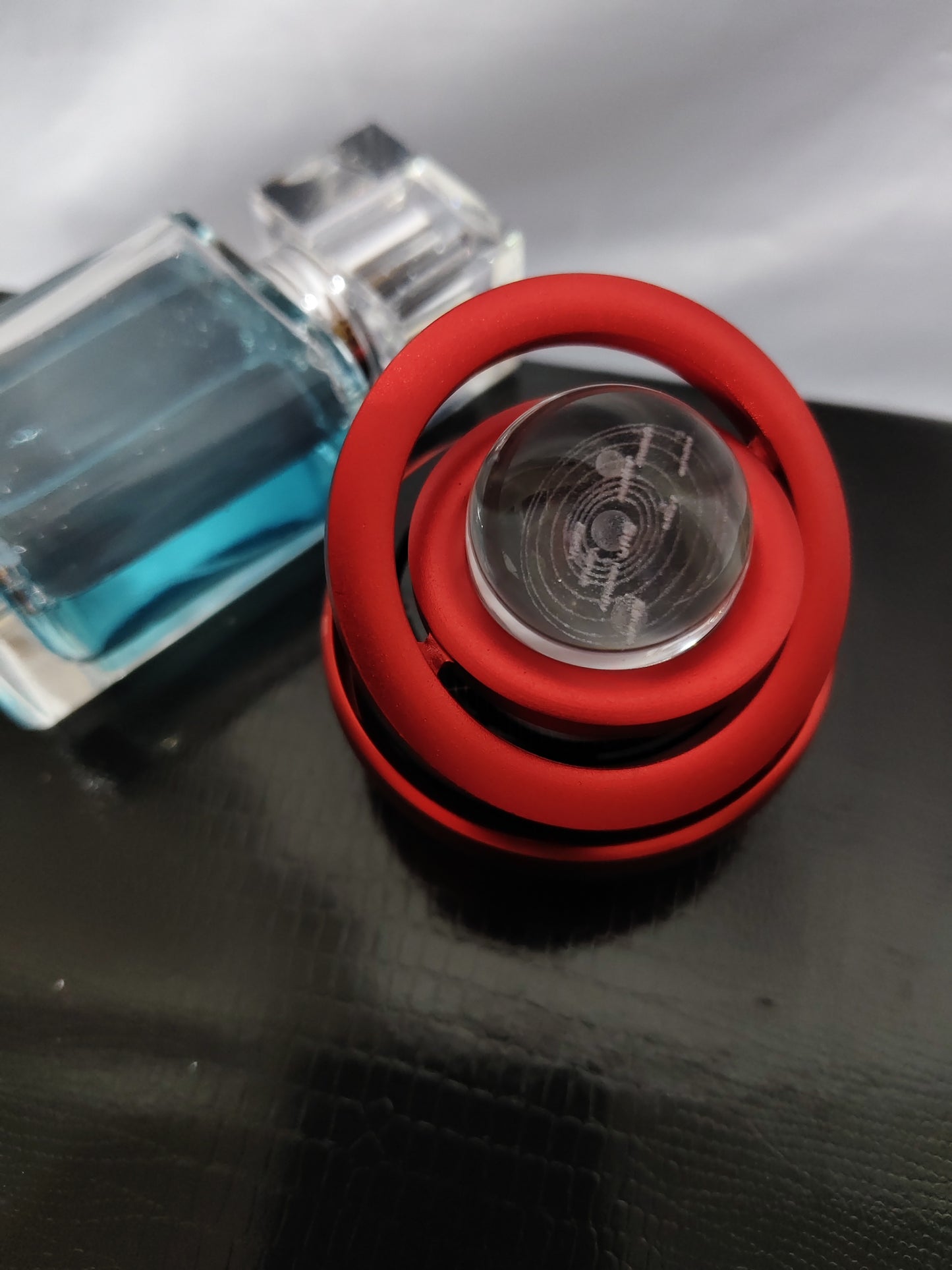 Solární otočný osvěžovač vzduchu do auta – kovový aroma difuzér s vůní (Galaxy design)