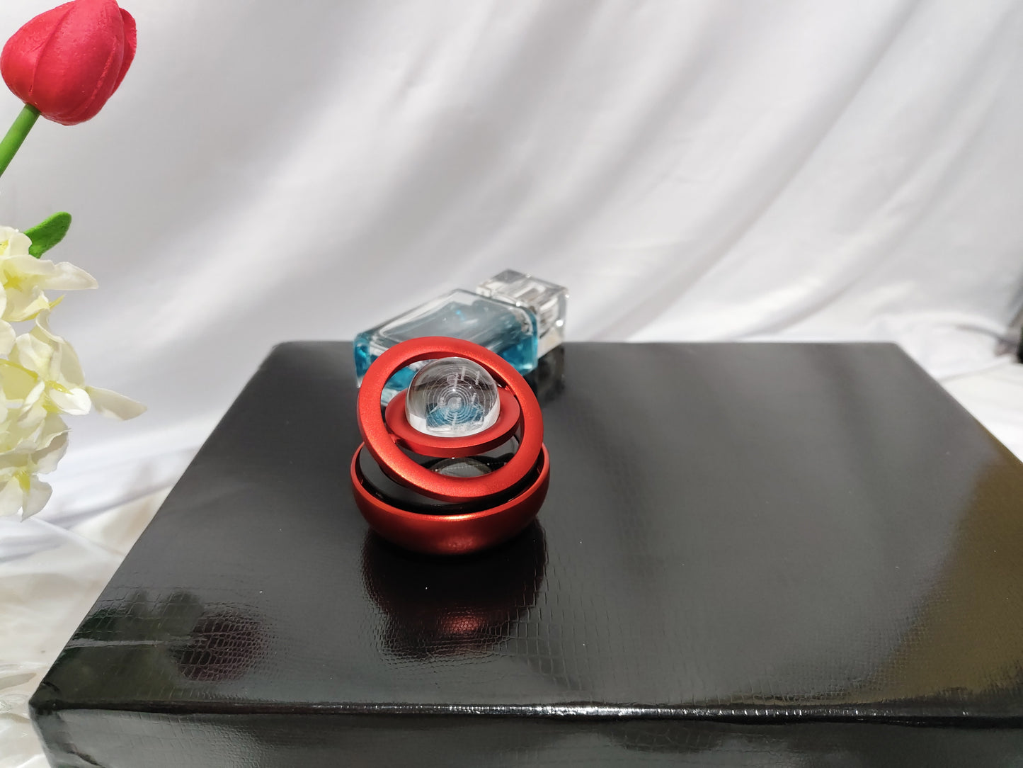 Solární otočný osvěžovač vzduchu do auta – kovový aroma difuzér s vůní (Galaxy design)