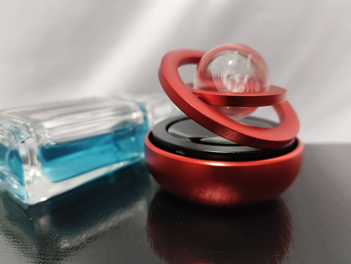 Solární otočný osvěžovač vzduchu do auta – kovový aroma difuzér s vůní (Galaxy design)