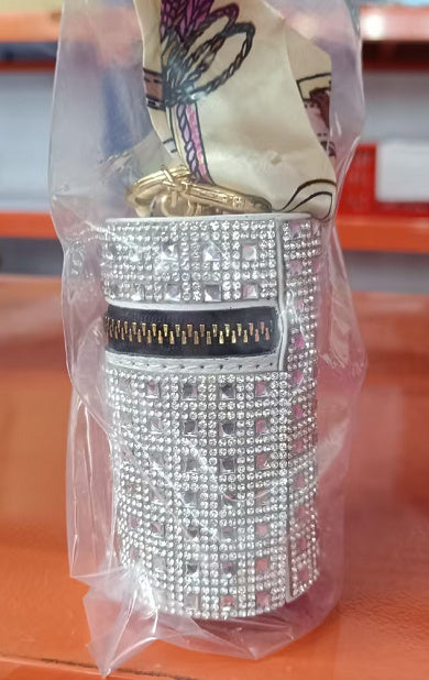 Mini pouzdro na klíče s hedvábným šátkem – stylový přívěsek na kabelku