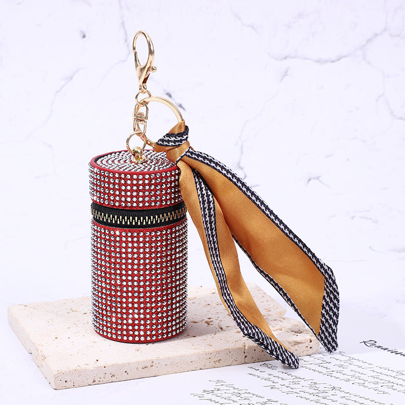 Mini pouzdro na klíče s hedvábným šátkem – stylový přívěsek na kabelku