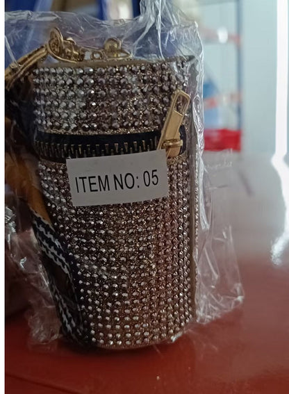 Mini pouzdro na klíče s hedvábným šátkem – stylový přívěsek na kabelku